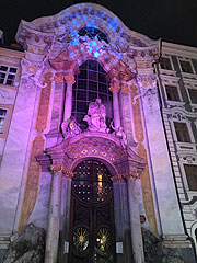 "Weihnachts-Reflektionen" an der Asamkirche (©Foto: Martin Schmitz)